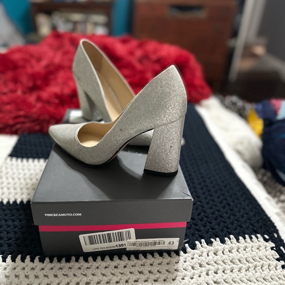 Vince Camuto Talise Pump, silver glitter. Worn twice. Size 8